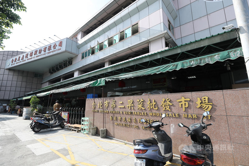 北農武漢肺炎群聚案已45人確診,台北市副市長黃珊珊21日表示,疫情都在控制中,不會休市,將實施分艙分流與人流管制,第二果菜批發市場(濱江市場)即日起強制實施依身分證字號尾數分流。中央社記者裴禛攝 110年6月21日