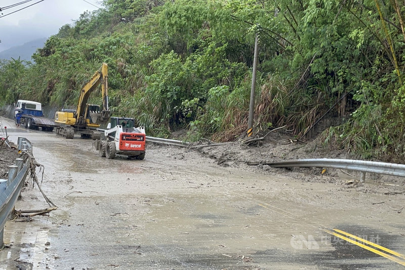 台南部分地區21日出現超過200毫米的單日降雨量,台20線50公里處附近因大雨造成擋土牆土石滑落,交通一度中斷,清理後維持單線雙向通車,並由曾文工務段搶修。(讀者提供)中央社記者楊思瑞台南傳真 110年6月21日