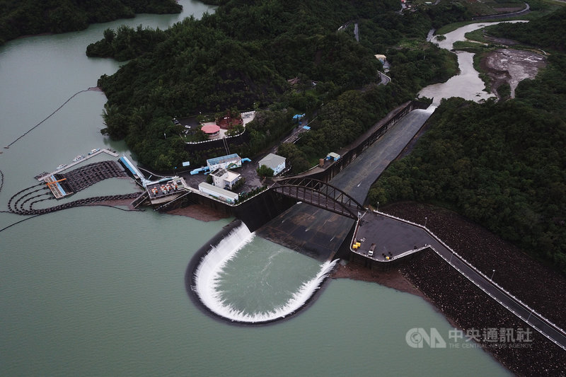 經濟部水利署南區水資源局指出,南化水庫已於20日下午滿庫,持續自然溢流中,提醒下游民眾遠離河床。空拍畫面可見溢流全景。(讀者提供)中央社記者楊思瑞台南傳真 110年6月21日