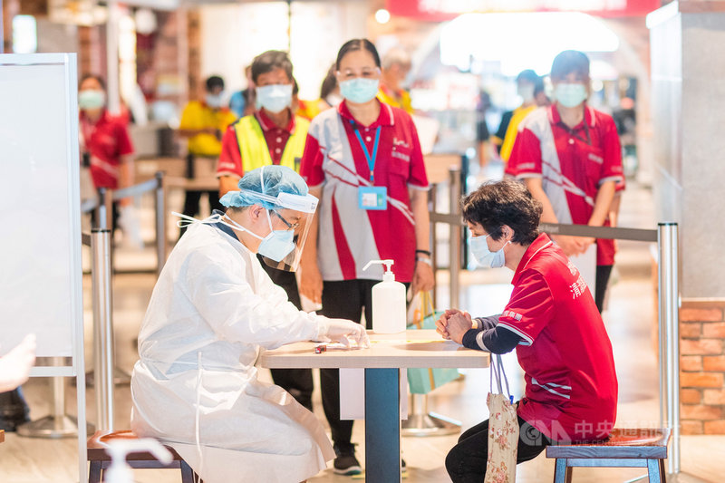 桃園國際機場股份有限公司表示,21日起一連5天為已造冊提送的高接觸風險第一線工作人員公費接種,包含保全、清潔、商業服務、餐飲業者及駐站提供基本維生服務從業人員,約3000人。中央社記者吳睿騏桃園機場攝 110年6月21日