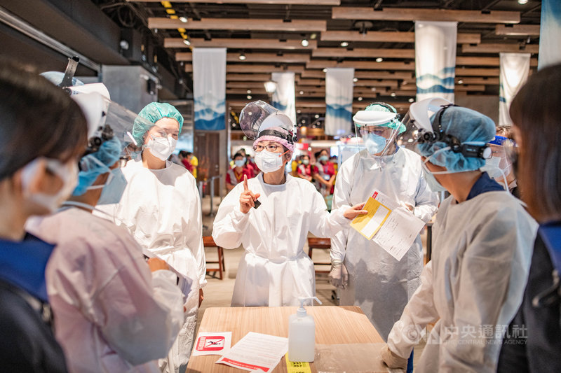 桃園國際機場股份有限公司表示,為強化邊境武漢肺炎(2019冠狀病毒疾病,COVID-19)防疫,提升群體免疫,21日起為第一線工作人員公費接種莫德納(Moderna)疫苗。中央社記者吳睿騏桃園機場攝 110年6月21日