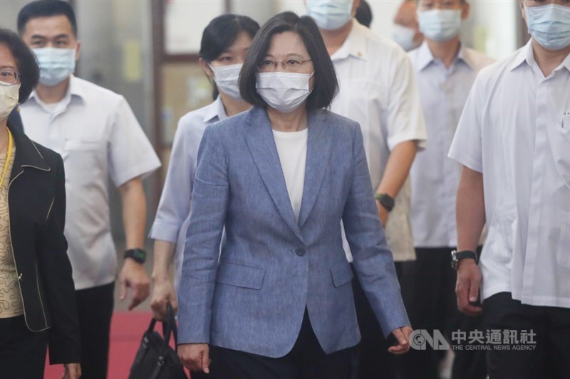 近來頻傳施打疫苗後猝死事件,總統蔡英文(前中)21日說,「每一個國人都是我們的家人,任何人離去,都會感到非常不捨」。(中央社檔案照片)