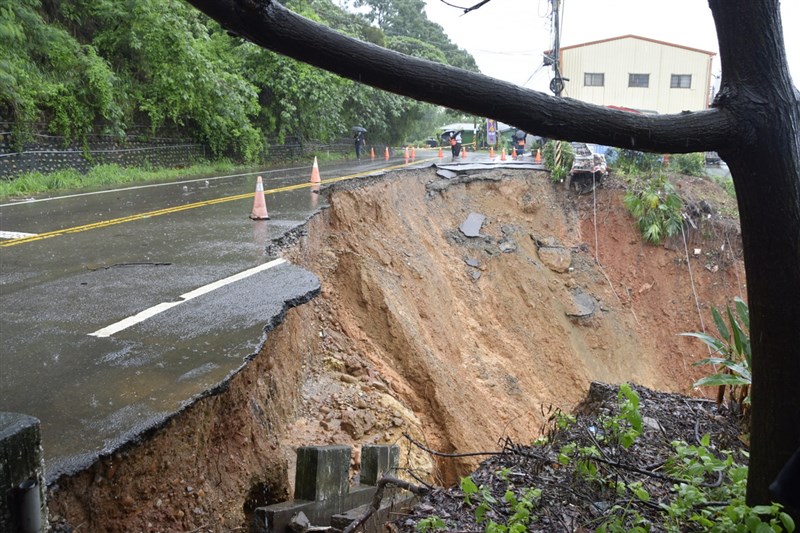 彰化縣21日雨勢驚人,多處道路淹水,花壇鄉三芬路山區路段因雨水沖刷,導致近半路面往山坡下崩塌。(彰化縣政府提供)中央社記者蕭博陽彰化縣傳真 110年6月21日