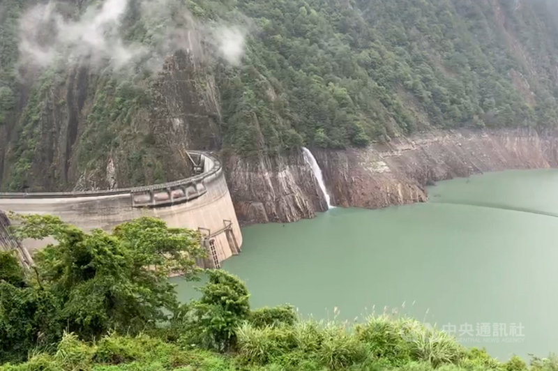 台中地區21日清晨下起大雨,但雨勢主要在中下游,德基水庫的集水區雨量不多,目前水庫水位仍偏低。(民眾提供)中央社記者趙麗妍傳真 110年6月21日