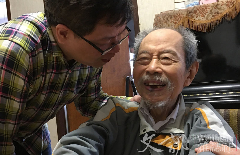 作家梅遜(右)21日清晨辭世,享耆壽96歲。梅遜因視網膜病變失明,但仍堅持在黑暗中創作,晚年體弱仍持續創作,堅持創作的精神令人感動。(文訊提供)中央社記者趙靜瑜傳真 110年6月21日