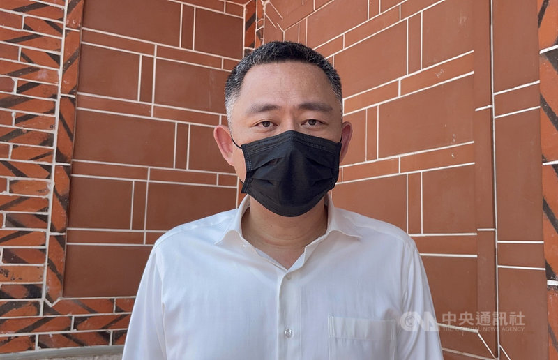 金門縣長楊鎮浯21日表示,如果疫情警戒降級或是微解封,金門縣會要求在台灣各地往離島的機場港口全面強制快篩,避免降級後可能產生的人流移動所造成防疫破口;並表示,希望能夠賦予各地方防疫指揮中心更多的彈性、更多因地制宜的處理原則。中央社記者黃慧敏攝 110年6月21日