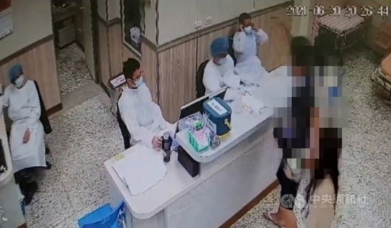彭姓男子(右2)20日晚間開車載女友不慎自撞,女友送至基隆市台灣礦工醫院治療,彭男不滿醫師未替女友處理腳上留下的血跡,除以三字經辱罵醫護人員外,還持球棒往急診室大門丟擲,警方迅速逮捕彭男,詢後送辦。(讀者提供)中央社記者王朝鈺傳真 110年6月21日
