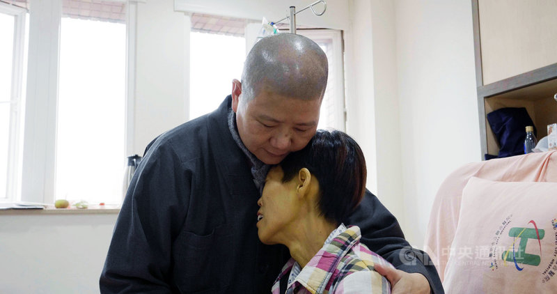 由導演陳志漢執導的紀錄片「回眸」,記錄大悲學苑帶領一群無私奉獻的專業關懷人員,以宗教力量提供病人身心靈全人照顧的「靈性照顧」,幫助病人解開心中的結、圓滿離世。(大悲學苑提供)中央社記者葉冠吟傳真 110年6月21日