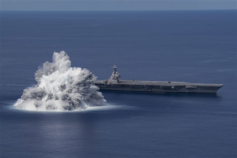 美國海軍18日在距離福特號不遠處引爆炸彈,進行「全艦衝擊測試」。(圖取自美國海軍網頁www.navy.mil)