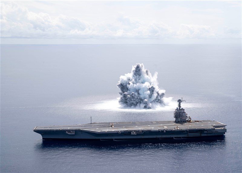美國海軍18日對福特號進行「全艦衝擊測試」。(圖取自twitter.com/Warship_78)