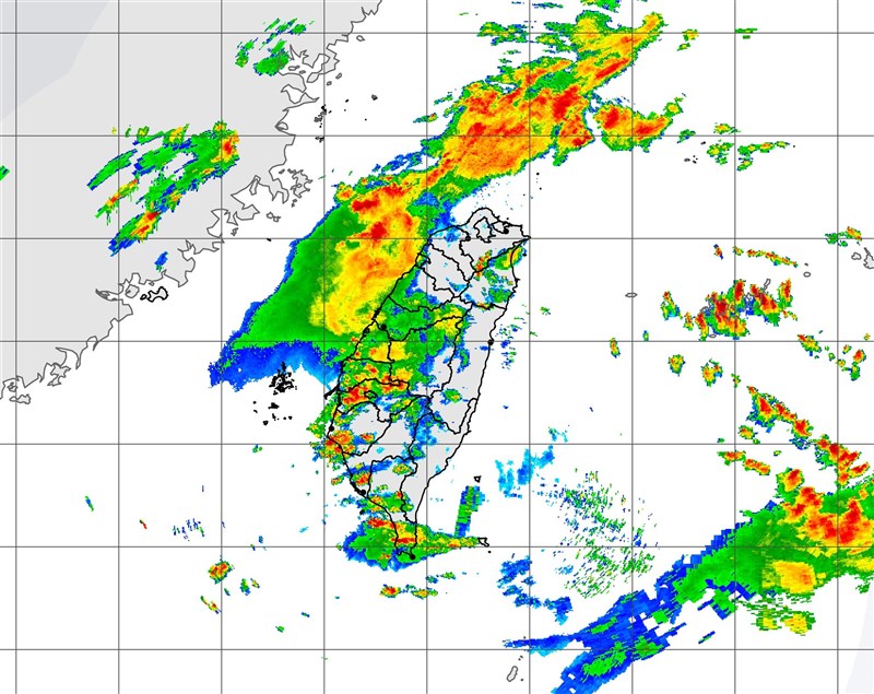 氣象局21日表示,西南風影響,彰化縣可能有大豪雨發生,台中至屏東則可能有豪雨。圖為21日下午1時20分雷達回波圖。(圖取自中央氣象局網頁cwb.gov.tw)
