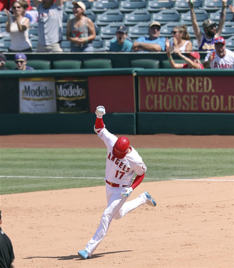 MLB洛杉磯天使隊日籍好手大谷翔平（中）20日揮出本季23轟，創下個人生涯單季新高，追平多倫多藍鳥的小葛雷諾，並列大聯盟全壘打王。（共同社）