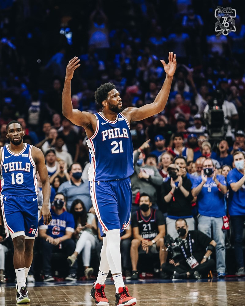 NBA費城76人球星恩比德(前中)18日與老鷹前鋒柯林斯在籃下發生爭執,恩比德被罰款3萬5000美元(約新台幣97萬元)。(圖取自twitter.com/sixers)