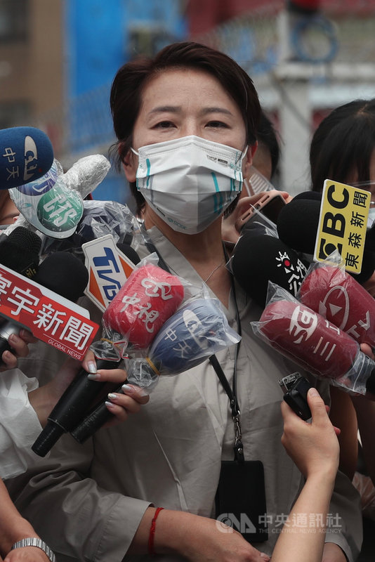 台北市副市長黃珊珊(圖)、市府快篩站團隊21日上午到台北市第一果菜市場場勘,視察場地,評估快篩動線,將以最快速度設置快篩站、前進指揮所,並開始全面篩檢。中央社記者吳家昇攝 110年6月21日