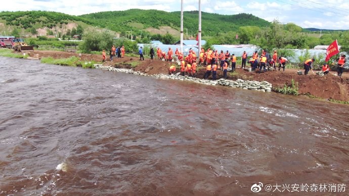 中國多達21條河流近日發生超警戒洪水,範圍遍布黑龍江、內蒙古、江蘇、浙江、重慶、四川等多個省份。圖為黑龍江大興安嶺消防員營救受困民眾。(圖取自大興安嶺森林消防微博網頁weibo.com)