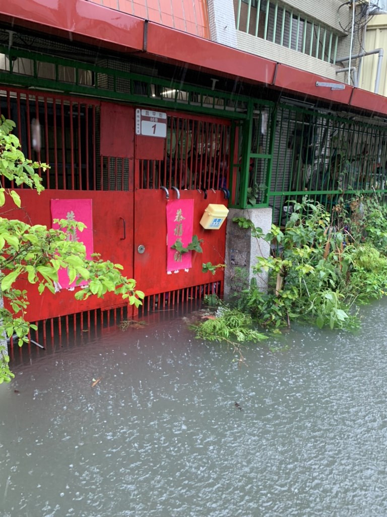 西南風持續帶來水氣,彰化縣21日多處出現降雨水淹道路等災情,員林市昌平街一處巷子內民宅前淹水,馬路彷彿成了小河。(彰化縣議員曹嘉豪提供)中央社記者蕭博陽彰化縣傳真 110年6月21日
