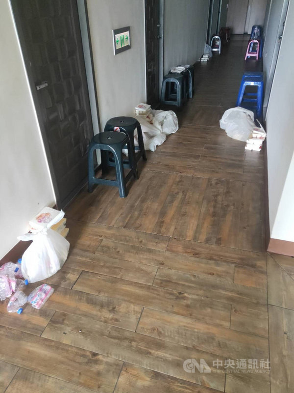 京元電子爆發外籍移工群聚感染後,仲介公司進行移工宿舍隔離降載,卻傳出移工抱怨環境不佳、管理不當;苗栗縣政府21日表示,已要求改善。(苗栗縣政府提供)中央社記者管瑞平傳真 110年6月21日