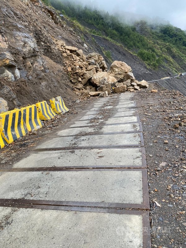 南投縣部分測站21日累積雨量破300毫米,仁愛鄉投89線15.8公里處下午有落石阻斷交通。(翠華村長高政光提供)中央社記者蕭博陽南投縣傳真 110年6月21日