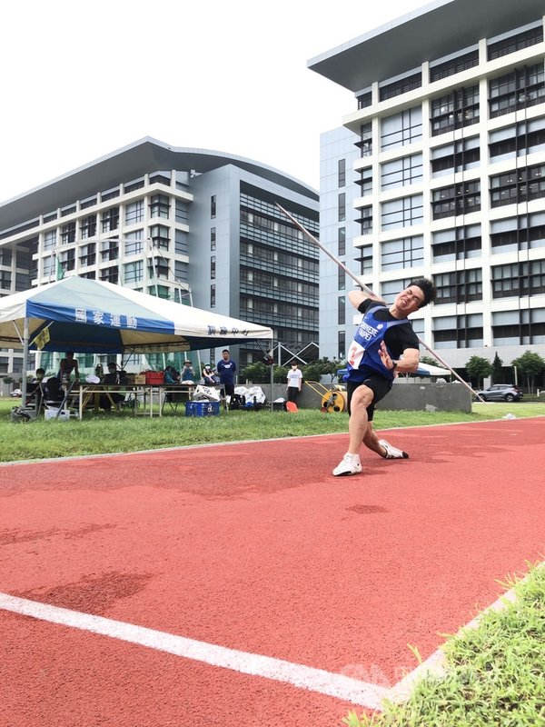 台灣標槍好手黃士峰21日在中華田協舉辦的東京奧運測驗賽擲出85.03公尺,達奧運參賽標準(85公尺),將連2屆征戰奧運。(中華民國田徑協會提供)中央社記者黃巧雯傳真 110年6月21日