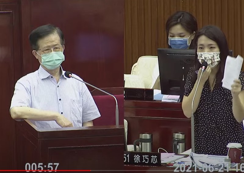 對於台北市衛生局長黃世傑(左)21日在市議會備詢時指立委高嘉瑜提疫苗需求「得寸進尺」,高嘉瑜傍晚發文表示她幾次如實將訴求轉達給衛生局,都得到快速且善意的回應。(圖取自臺北市議會YouTube頻道網頁)