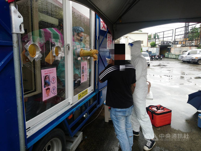 北農發生武漢肺炎群聚感染事件,屏東縣政府為防堵疫情延燒,針對近1個月曾與北農往來對象進行清查,將215人列為快篩對象,其中51人22日接受快篩,全都陰性,另送PCR檢測中。(屏東縣政府提供)中央社記者郭芷瑄傳真 110年6月22日