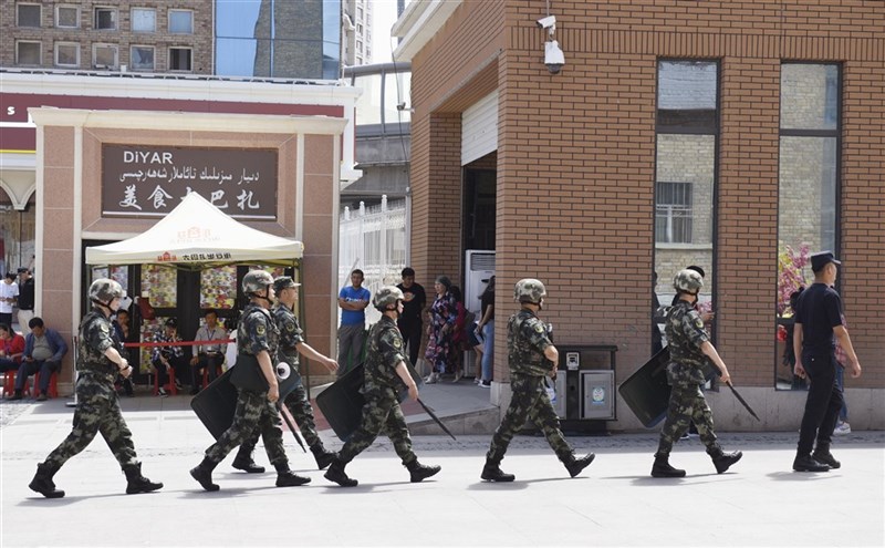 加拿大等逾40國22日呼籲,中國應允許聯合國人權官員立即進入新疆,調查關於當地逾100萬人被非法拘留、部分遭受酷刑或強迫勞動的報告。圖為武警在新疆烏魯木齊市巡查。(共同社)