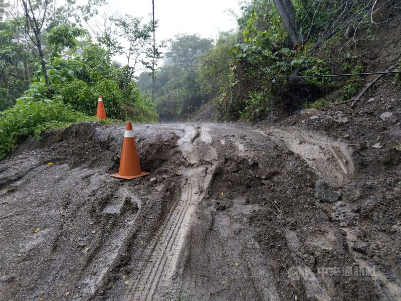 受到鋒面影響,高雄市連日降雨。六龜達卡努瓦里與嘉義縣阿里山鄉聯外道路因豪雨坍方,轄區派出所已在路段前後放置三角錐及封鎖線警示,避免來往人、車發生意外。(高市六龜警分局提供)中央社記者洪學廣傳真 110年6月22日