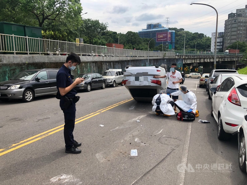 劉姓男子和朋友21日下午喝完酒後竟開車上路,行經新北市汐止區新台五路時,疑因轉彎不慎連撞路邊3輛車導致自己翻車,警消人員獲報前往搶救,幸無人傷亡。(民眾提供)中央社記者沈佩瑤傳真 110年6月22日