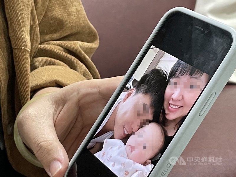 雲林虎尾鎮一名2個月大女嬰猝死,哺乳母親蘇姓女子才剛接種AZ疫苗。圖為蘇姓女子與老公新婚1年多,2個月前喜迎女兒報到,手機相簿都是女兒的生活照,一家人洋溢的幸福的笑容。中央社記者姜宜菁攝 110年6月22日