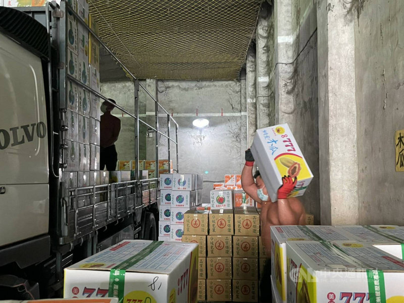 高雄市美濃區每天有約30噸的蔬果要北送拍賣,為免貨運行運送過程成為防疫破口,美濃區農會落實進場人員量測體溫及手部消清等,做好防疫。(美濃區農會提供)中央社記者王淑芬傳真 110年6月22日