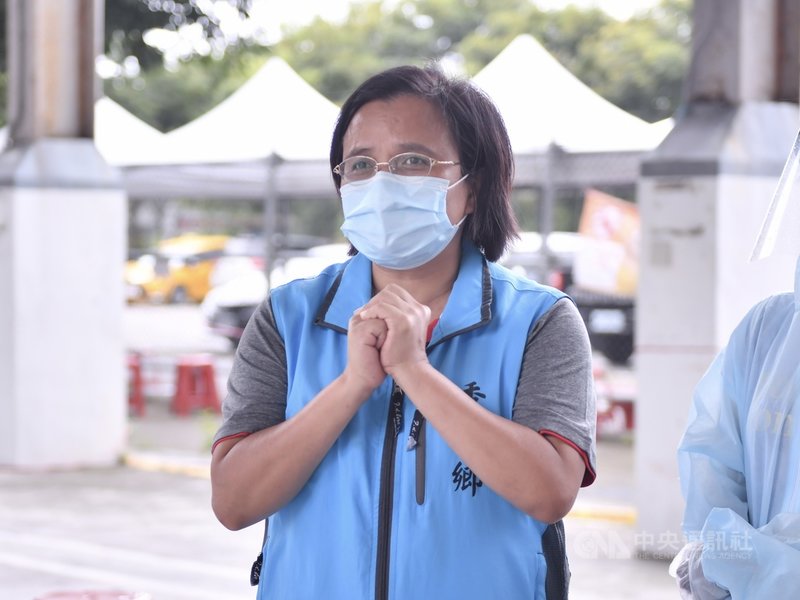 花蓮縣秀林鄉崇德村村民多以打零工維生,受武漢肺炎疫情影響,不能上工,許多家庭陷入困境,秀林鄉長王玫瑰(圖)22日為崇德村民募集愛心物資,將統一整理後發放給需要的村民。中央社記者張祈攝 110年6月22日