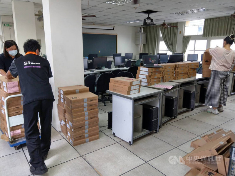 張榮發基金會贈送嘉義縣百部筆電,給弱勢學生在家視訊學習,第一批筆電22日已測試組裝完畢。(嘉義縣政府提供)中央社記者蔡智明傳真 110年6月22日