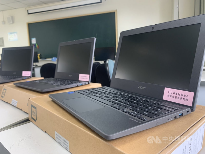 張榮發基金會贈送嘉義縣百部筆電,給弱勢學生在家視訊學習,第一批筆電22日已測試組裝完畢,搭配慈濟基金會提供4G行動網卡,發放使用。(嘉義縣政府提供)中央社記者蔡智明傳真 110年6月22日