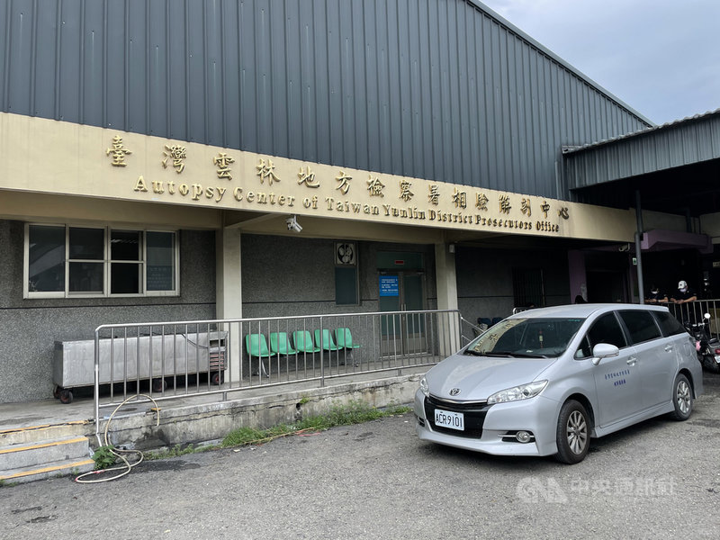 雲林縣蘇姓媽媽21日施打AZ疫苗返家,晚間擠母乳餵年僅2個月大的女兒,22日凌晨發現女兒口腔冒血,送醫後不治;雲林地檢署表示,相驗初步研判死因是溢奶窒息,但家屬對死因有異議,所以擇期解剖確認。中央社記者姜宜菁攝 110年6月22日