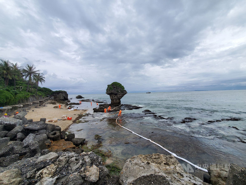 台灣中油在高雄大林外海的輸油管破裂,油污漂到屏東縣小琉球熱門觀光景點花瓶岩及中澳沙灘一帶,環保局22日表示,已立即通報海巡署琉球安檢所先舖設攔油索及吸油器材緊急處置,也請中油公司儘速處理應變,避免污染擴大。(琉球區漁會提供)中央社記者郭芷瑄傳真 110年6月22日