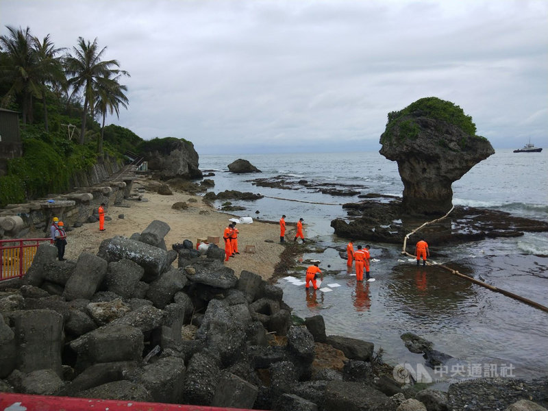 台灣中油公司在高雄大林外海的輸油管破裂,油污漂向屏東縣小琉球熱門觀光景點花瓶岩及中澳沙灘一帶,環保局、海巡及中油等單位獲報後展開緊急處理。(琉球區漁會提供)中央社記者郭芷瑄傳真 110年6月22日