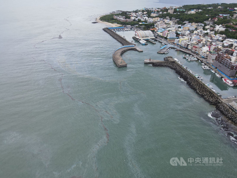 台灣中油大林外海的輸油管21日晚間破裂,屏東縣環保局22日上午獲報,小琉球熱門觀光景點花瓶岩及中澳沙灘岸際出現油污,也確定是中油破裂油管的油污漂至小琉球。(琉球區漁會提供)中央社記者郭芷瑄傳真 110年6月22日