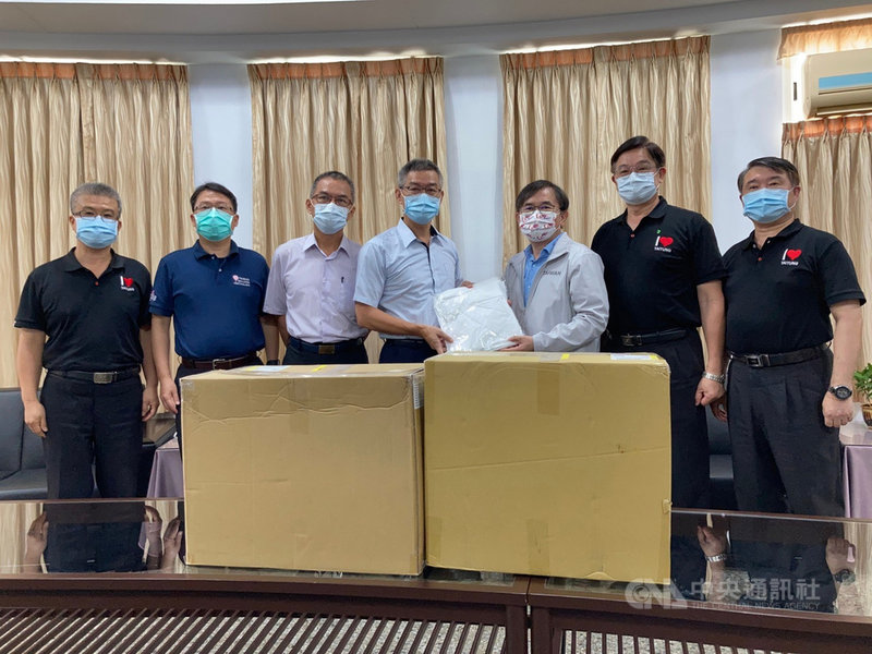 財經網紅胡采蘋號召粉絲幫台東警消及醫療單位募集到1600件防護衣,首批600件22日由立委劉櫂豪(右3)轉贈相關單位,感謝民間力量支持,共同團結抗疫。(劉櫂豪服務處提供)中央社記者盧太城台東傳真 110年6月22日
