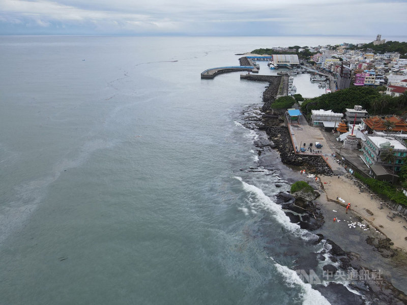 台灣中油公司在高雄大林外海的輸油管破裂,油污外洩漂流至屏東小琉球海域,屏東縣環保局22日表示,後續將視中油處理狀況,依海洋污染防治法裁處,另外,小琉球岸際及海域受污染部分,也將由環保局統籌求償。(民眾提供)中央社記者洪學廣傳真 110年6月22日