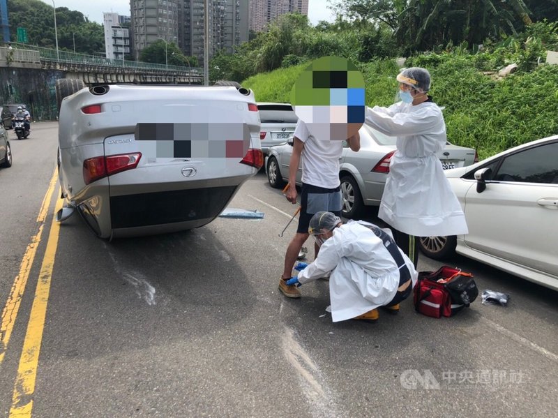 新北市汐止警分局21日下午2時許獲報,指稱新台五路2 段、茄苳路口發生汽車翻車事件,警消趕抵現場發現劉姓男子駕駛的小自客車疑因轉彎不慎,連撞路邊3輛車後翻車,員警對劉男實施酒測,酒測值高達1.22MG/L。(民眾提供)中央社記者沈佩瑤傳真 110年6月22日