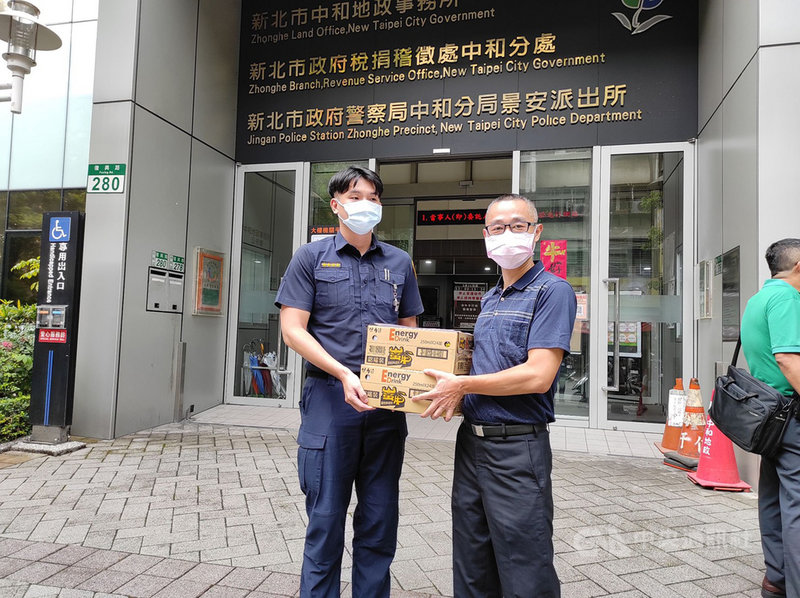 新北疫情嚴峻,新北市有食品業者為感謝警察人員冒著染疫風險,夜以繼日為地方治安及防疫工作努力,22日捐贈提神飲料,希望提高警方的戰鬥力和防護力。(新北市警察局提供)中央社記者沈佩瑤傳真 110年6月22日