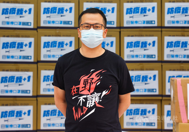 國內COVID-19疫情延續,感謝北市計程車協助防疫及運送,國民黨22日舉行捐贈防疫面罩和口罩活動,國民黨台北市議員羅智強(圖)出席。中央社記者謝佳璋攝 110年6月22日