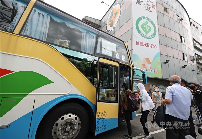 台北農產運銷公司確診員工數持續攀升,北農員工21日在第二果菜批發市場分批搭乘防疫專車,前往台北市立聯合醫院和平院區篩檢。中央社記者裴禛攝 110年6月21日