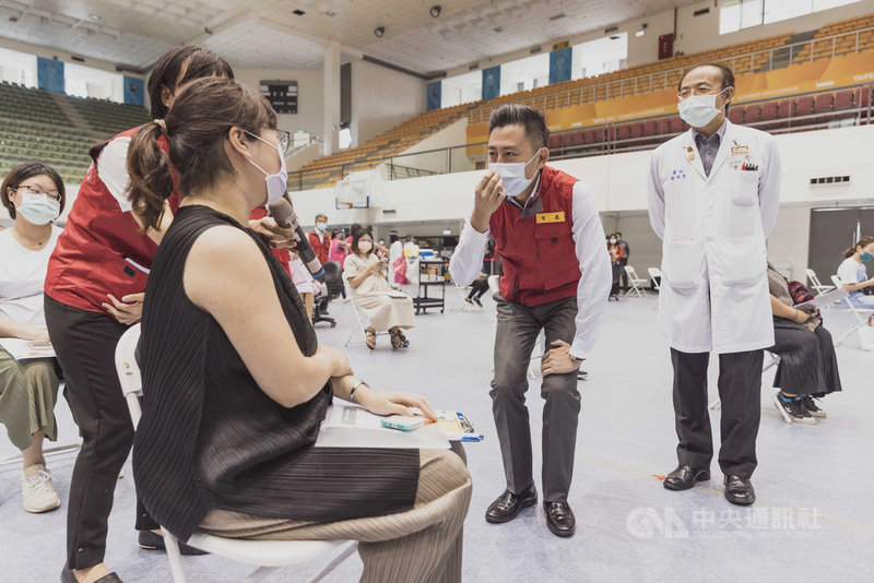 新竹市政府22日起為孕婦施打武漢肺炎疫苗,施打的孕婦可選擇施打莫德納或AZ疫苗,初估全市有1400多名孕婦受惠。新竹市長林智堅(右2)前往新竹市立體育館疫苗施打站視察現場情形。(新竹市政府提供)中央社記者魯鋼駿傳真 110年6月22日