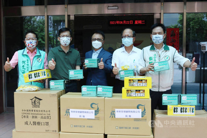 武漢肺炎(COVID-19)疫情延燒,民進黨立委張廖萬堅(左2)與台中市議員張耀中(右)、何文海(左),22日捐贈警方醫療口罩等防疫物資,為第一線人員加油打氣。(張廖萬堅服務處提供)中央社記者郝雪卿傳真 110年6月22日
