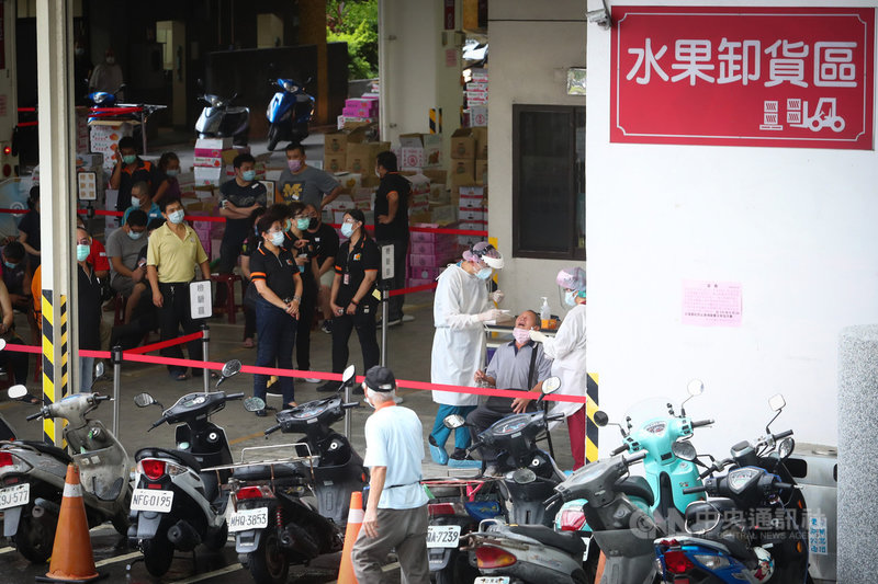 北農疫情延燒,新北市22日在板橋果菜批發市場設立COVID-19快篩站,針對出入果菜市場的攤商員工全面篩檢,防堵疫情擴散。中央社記者王騰毅攝 110年6月22日