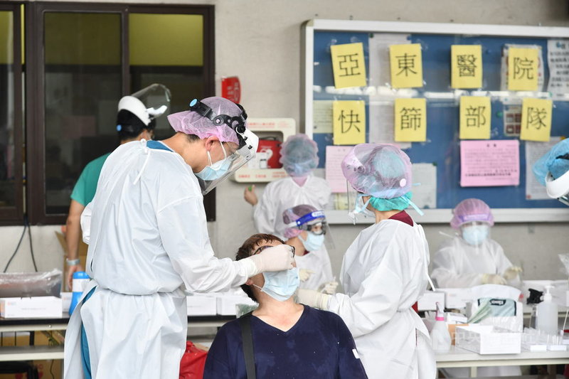 台北農產運銷公司發生武漢肺炎(2019冠狀病毒疾病,COVID-19)群聚感染事件,新北市機動篩檢隊22日凌晨進駐三重、板橋批發市場篩檢市場相關工作人員。(新北市府提供)中央社記者王鴻國傳真 110年6月22日