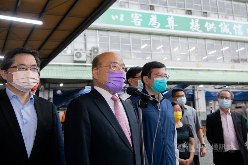 行政院長蘇貞昌(左2)與行政院秘書長李孟諺(左1)、交通部長王國材(左3)22日慰勉中華郵政第一線人員。(行政院提供)中央社記者賴于榛傳真 110年6月22日