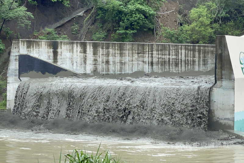 南化水庫防淤隧道22日把握滿水位試運轉,趁大雨進行水力排砂,排出水庫底層濁度較高的水,對延長水庫使用壽命有一定幫助。中央社記者楊思瑞攝 110年6月22日