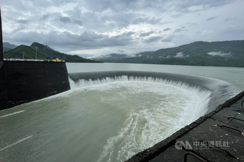 近日集水區雨量豐沛,南化水庫20日已達滿水位,到22 日仍持續自然溢流。中央社記者楊思瑞攝 110年6月22日